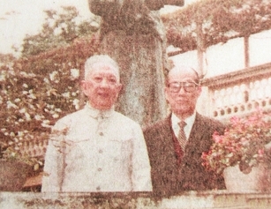 抗戰(zhàn)時(shí)期兩位景堂人八十年代重逢合影（左起：李文象、張大年）。