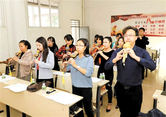 譚濤在認(rèn)真教學(xué)。