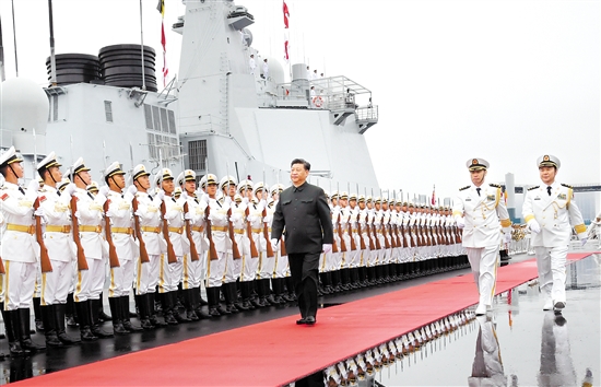 4月23日，在中國人民解放軍海軍70華誕之際，中共中央總書記、國家主席、中央軍委主席習(xí)近平出席在青島舉行的慶祝人民海軍成立70周年海上閱兵活動。圖為習(xí)近平檢閱海軍儀仗隊。新華社