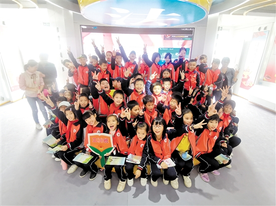 ▲恩城中心小學(xué)（東安校區(qū)）學(xué)生開(kāi)心參加研學(xué)活動(dòng)。