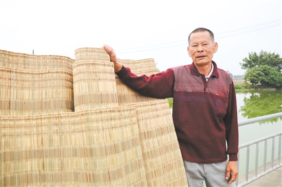 馬銳源與他編織的草席。