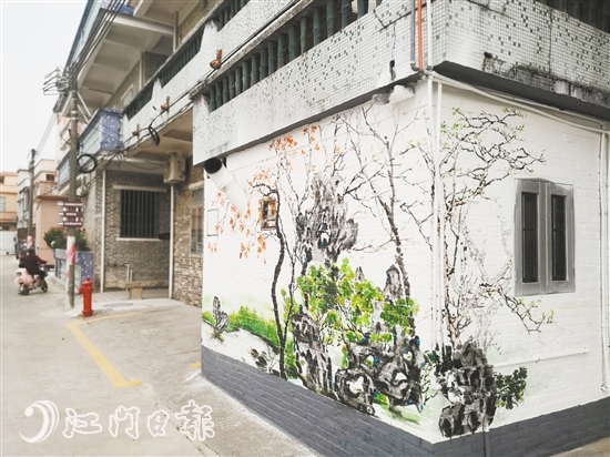 陳山村牌坊進(jìn)來沿途的民居都具有“藝術(shù)細(xì)胞”，墻繪十分搶眼。