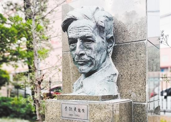 位于鐵夫畫閣的李鐵夫雕像。