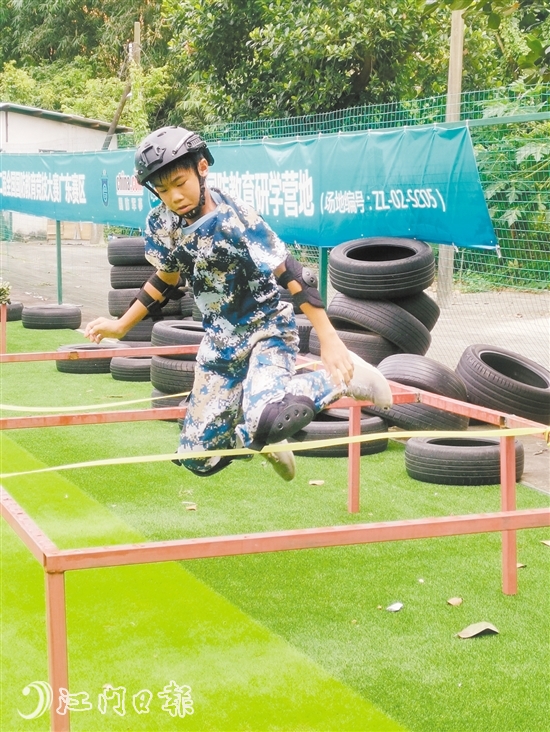 選手在進行越障訓練。