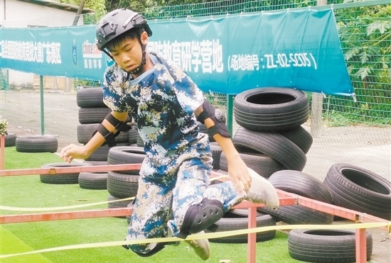 選手在進行越障訓練。
