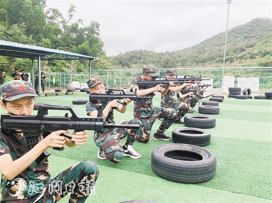 小營員們集體進(jìn)行45米跪姿射擊訓(xùn)練。