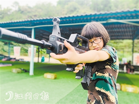 “拿起槍來，我就是女漢子！”