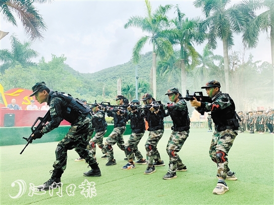 教官率優(yōu)秀選手上演《獵鷹出擊》。
