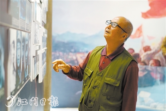 胡浩然在認(rèn)真觀看歷史墻。