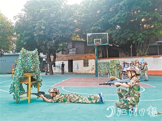 學生分為紅藍兩隊在操場上模擬軍事對抗。