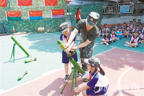 越塘小學從國防地理、國防歷史、國防科技以及常規(guī)武器裝配等方面，讓學生系統(tǒng)了解國防知識。