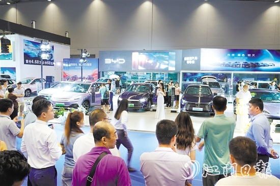 到車展現(xiàn)場看車購車的市民絡(luò)繹不絕。