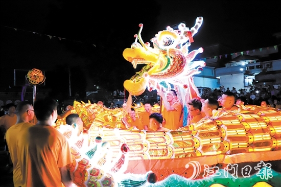 在鶴山市桃源鎮(zhèn)錢塘村舉行的彩龍游村活動上，村民舞動彩龍，非常熱鬧。