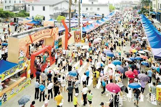 國慶節(jié)當(dāng)天，大鰲鎮(zhèn)“笑蝦蝦”水鄉(xiāng)文化旅游嘉年華活動(dòng)開幕，吸引大量人流。