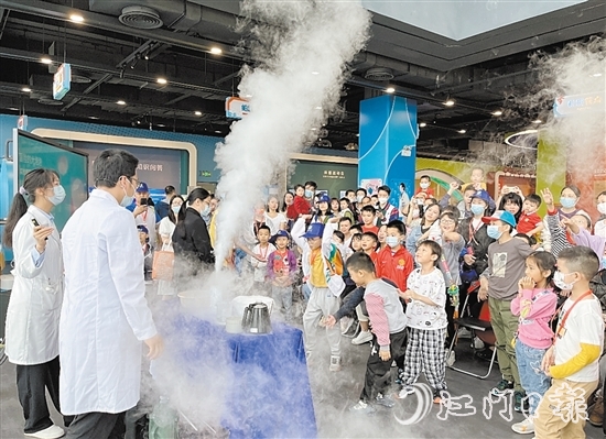 區(qū)科技館舉辦有趣生動的科學(xué)實驗，給孩子們留下了美好的回憶。