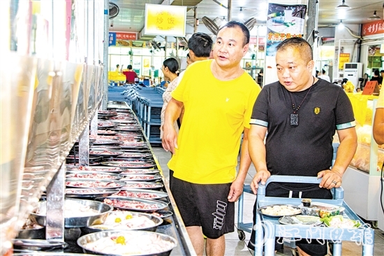 在五洞村，牛肉美食琳瑯滿目，任君挑選。
