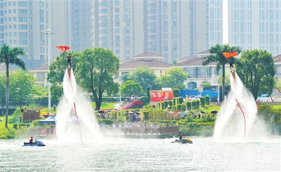 “慶國(guó)慶·水舞錦江”錦江水秀為廣大市民、游客送上了精彩的水上特技視覺(jué)盛宴。