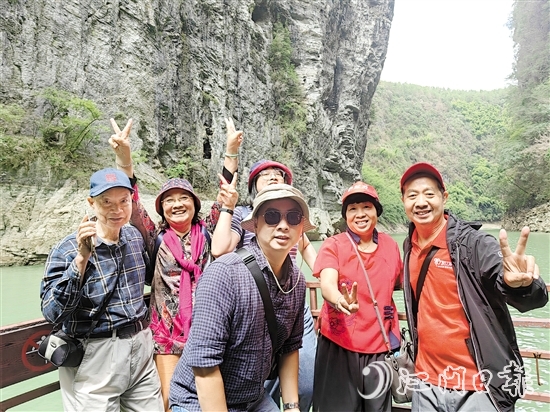 團友到神龜峽游玩。