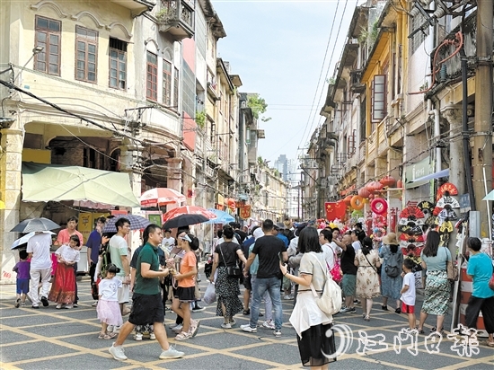 長(zhǎng)堤歷史文化街區(qū)游人如織。