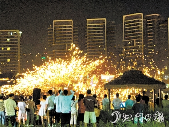 江門(mén)古勞水鄉(xiāng)景區(qū)非遺打鐵花表演。
