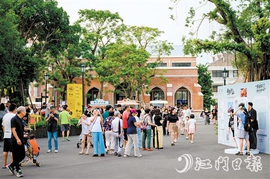 “雙節(jié)”假期，開平碉樓文化旅游景區(qū)喜迎八方來客，自力村、立園、馬降龍等主景區(qū)熱鬧非凡。