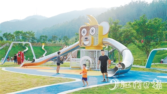 中秋國慶假期，新會兒童公園迎來不少游客。