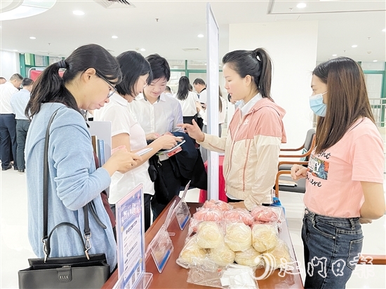 參會人員體驗數(shù)字人民幣App。