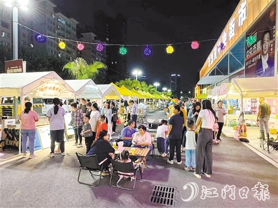 夜幕降臨，霓虹閃爍，市民穿行于集市，邊逛邊吃，享受著夜晚的悠閑時(shí)光。