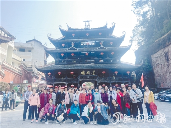 重慶純玩雙飛5天之旅首發(fā)團(tuán)合影留念。