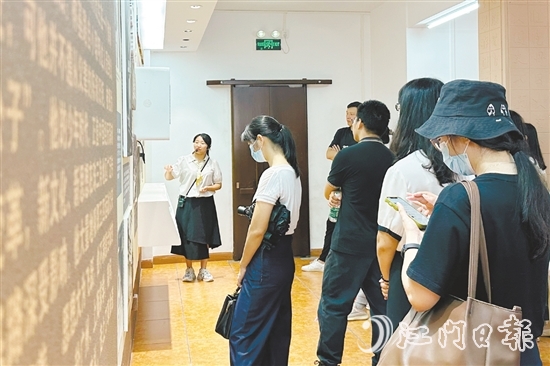 游客參觀林基路紅色教育基地。