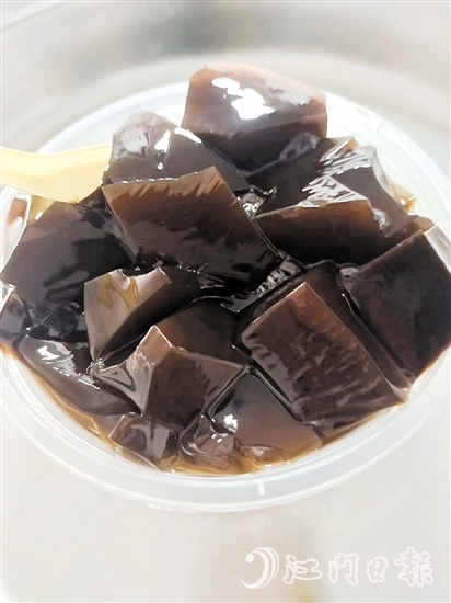 大創(chuàng)周氏涼粉真材實(shí)料，晶瑩剔透，富有彈性。