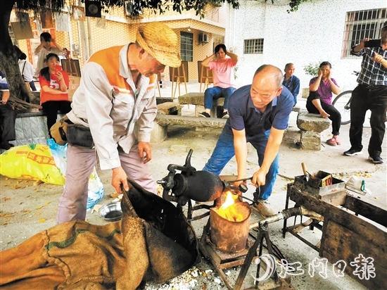 黃錦漢經(jīng)常會被集市邀請去擺攤助陣，為集市增添人氣。