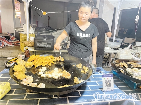蔣麗娟在集市賣起她的家鄉(xiāng)傳統(tǒng)小吃——豆腐角。