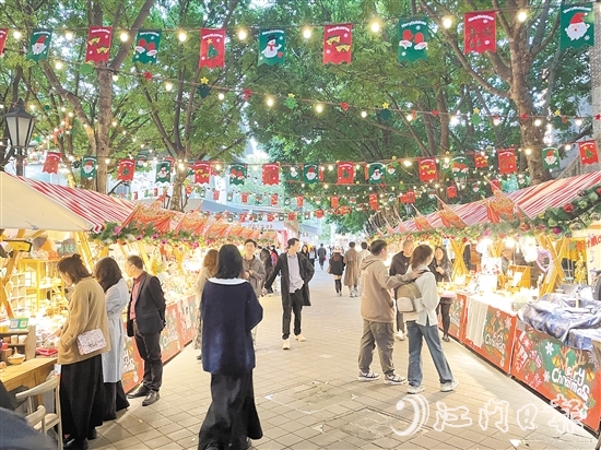 佛山嶺南天地集市統(tǒng)一圣誕主題設(shè)計(jì)，十分吸睛。