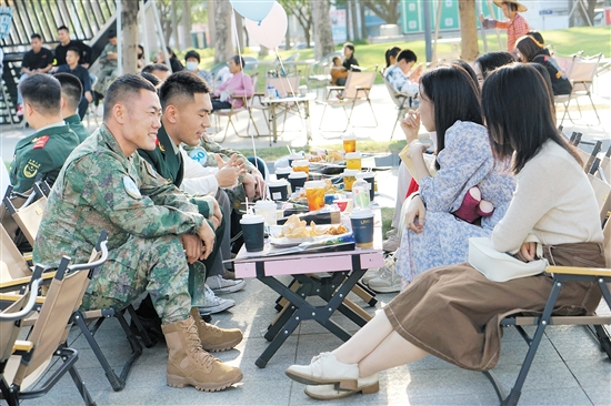 參加活動(dòng)的軍地男女青年進(jìn)行互動(dòng)。