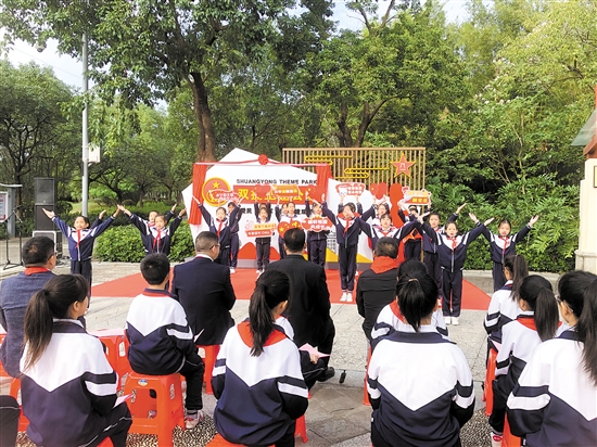 開平市金山小學(xué)學(xué)生來到開平市雙擁主題公園，開展愛國主義教育活動。