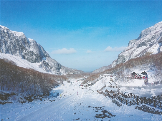 冰雪親子游是寒假、春節(jié)旅游的特色產(chǎn)品。