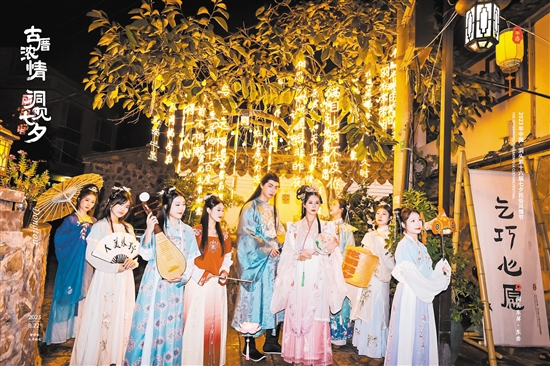 伴隨著“夜光經(jīng)濟(jì)”“沙灘經(jīng)濟(jì)”的興起，游客們多了在東岙村駐足停留的理由，也讓當(dāng)?shù)卮迕裼辛烁鄤?chuàng)業(yè)、就業(yè)機(jī)會(huì)。