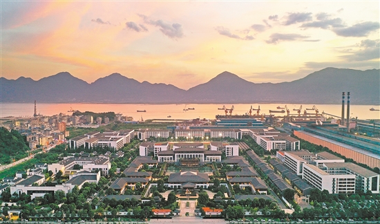 依托青拓集團(tuán)，寧德集聚了70多個(gè)不銹鋼中下游產(chǎn)業(yè)鏈項(xiàng)目。圖為青拓園區(qū)。