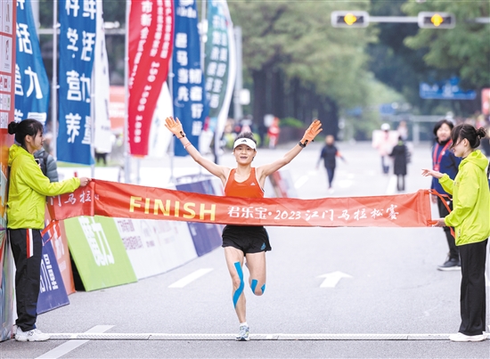 我國選手鐘佳萌獲得全馬女子組冠軍。周華東