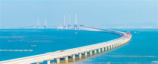 黃茅海跨海通道預(yù)計(jì)明年建成通車，屆時(shí)將進(jìn)一步拉近江門與港澳的時(shí)空距離。