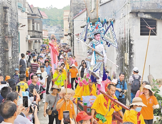 業(yè)內(nèi)人士建議把臺(tái)山浮石村飄色搬到江門(mén)市區(qū)，擴(kuò)大市場(chǎng)影響力。郭永樂(lè)