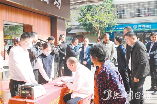 江門金融業(yè)將整治拒收現(xiàn)金宣傳活動(dòng)落到實(shí)處，打造現(xiàn)金服務(wù)零距離。