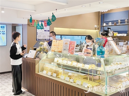 網(wǎng)紅面包店為消費(fèi)者提供“吃+喝+拍照”的復(fù)合式新體驗(yàn)。