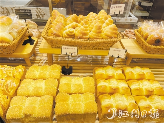 對(duì)于貴價(jià)面包，有市民吐槽定價(jià)過高，有市民則認(rèn)為物有所值。