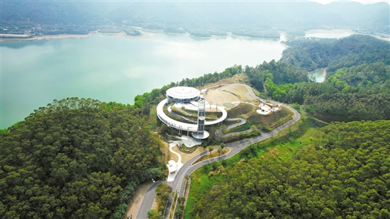 恩平黃金泉林小鎮(zhèn)飛行主題館是全國青少年無人機科學(xué)素質(zhì)等級考務(wù)中心、廣東省青少年科技教育基地、廣東省科普教育基地、廣東省航空飛行基地。