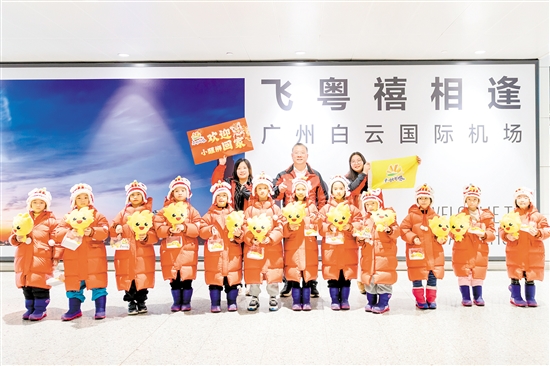 江門春秋國旅迎接江門“小醒獅”第一分隊回家。