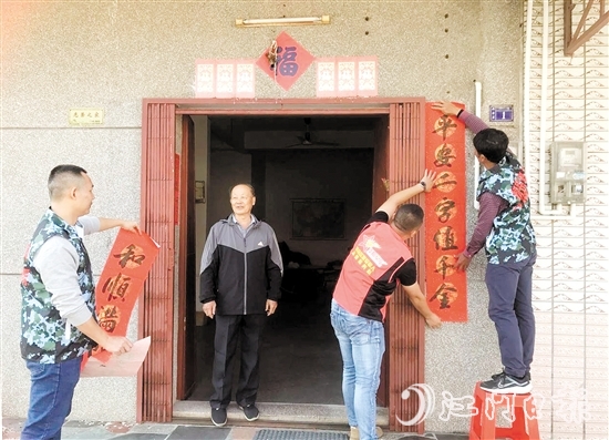 志愿者到退役軍人家中貼對(duì)聯(lián)、送祝福。