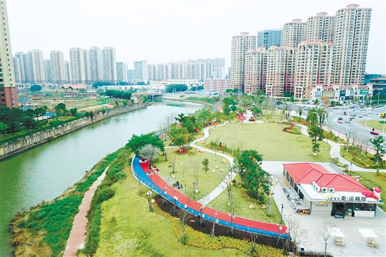 臺山碧道的設(shè)計(jì)與建設(shè)理念，均以生態(tài)保護(hù)為核心，注重保留沿途的河灘地，營造“紅花盛開、綠草如茵、魚兒游弋”的生態(tài)水文環(huán)境。圖為臺城河段碧道。
