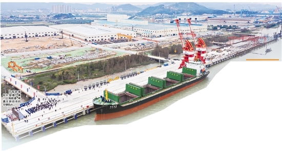 萬噸級海輪長驅(qū)直入崖門出海航道，?？吭谛聠⒂玫娜A津碼頭。